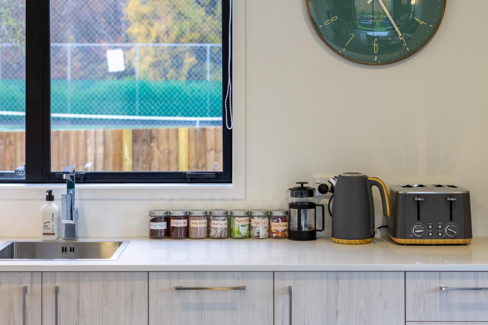 Serene Living 2 Bed With Carpark Christchurch Esterno foto